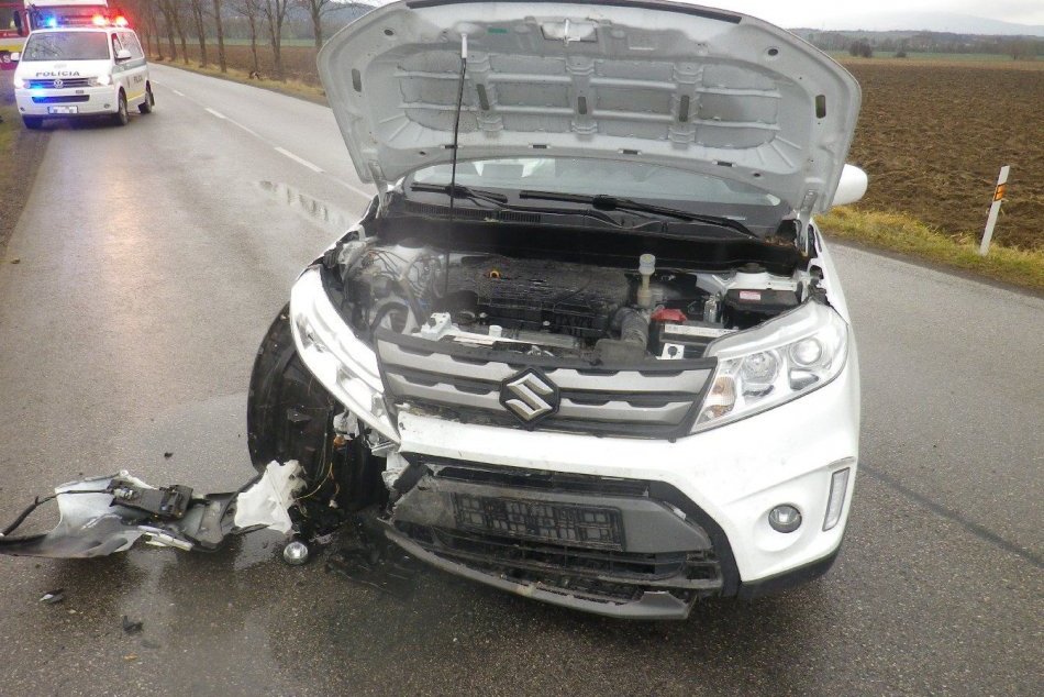 Ilustračný obrázok k článku Nehoda v Podlužanoch: Jedno auto blokovalo cestu, druhé skončilo v poli, FOTO
