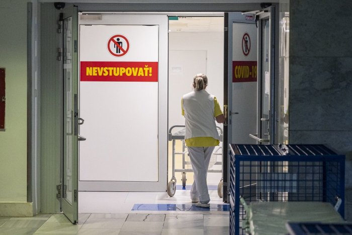 Ilustračný obrázok k článku Počet hospitalizácií klesá, DELTA na Slovensku odznieva. Obavy ale vyvoláva OMIKRON
