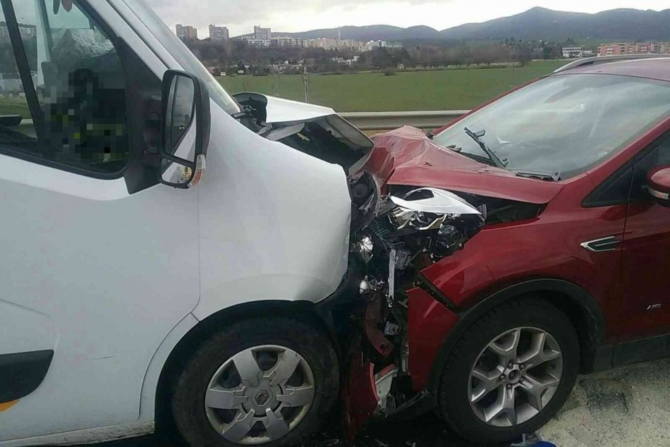 Ilustračný obrázok k článku Vážna nehoda v Trenčíne: Dvojicu zranených previezli sanitky do nemocnice, FOTO
