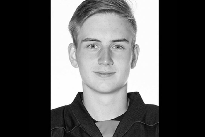 Ilustračný obrázok k článku Smútok v hokejovom svete: Po náraze hlavou do mantinelu zomrel 18-ročný mladík