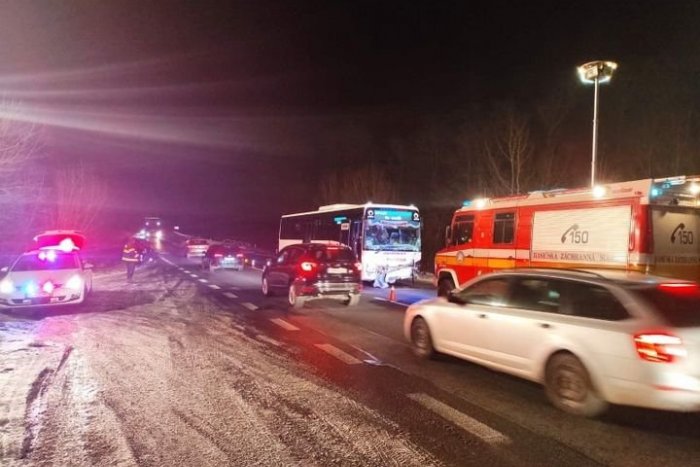 Ilustračný obrázok k článku NEŠŤASTIE pred Vianocami: Na horskom priechode sa zrazil autobus s autom: DVE osoby zahynuli