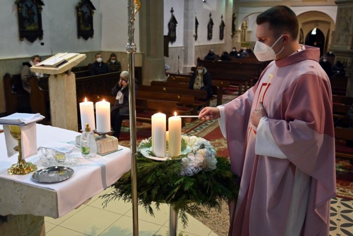 Ilustračný obrázok k článku VÝNIMKA zo zákazu vychádzania: Na polnočnej omši počítajte s obmedzenou kapacitou