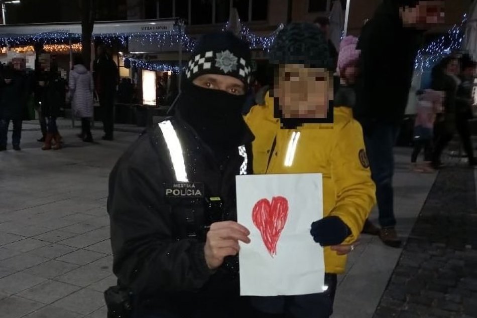 Ilustračný obrázok k článku V rukách mestských policajtov skončil Tomáško: "Dopustil" sa krásneho činu, FOTO