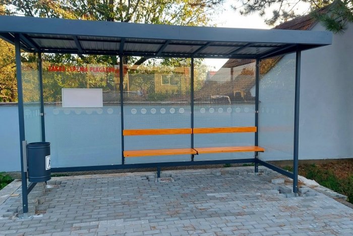 Ilustračný obrázok k článku Nedožery-Brezany si dali darček: V obci zrekonštruovali autobusové zastávky