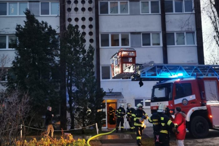 Ilustračný obrázok k článku V Bratislave museli evakuovať ubytovňu: Pri ničivom POŽIARI sa zranil človek