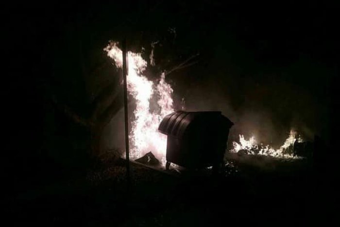Ilustračný obrázok k článku Horeli kontajnery i balkóny: Hasiči mali rušnú noc, pyrotechnika spôsobila i požiare