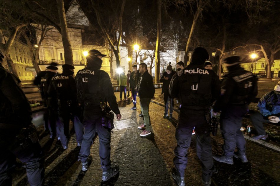 Ilustračný obrázok k článku Silvester v centre Bratislavy bez ohňostroja a osláv. Popíjanie zatrhla polícia, FOTO