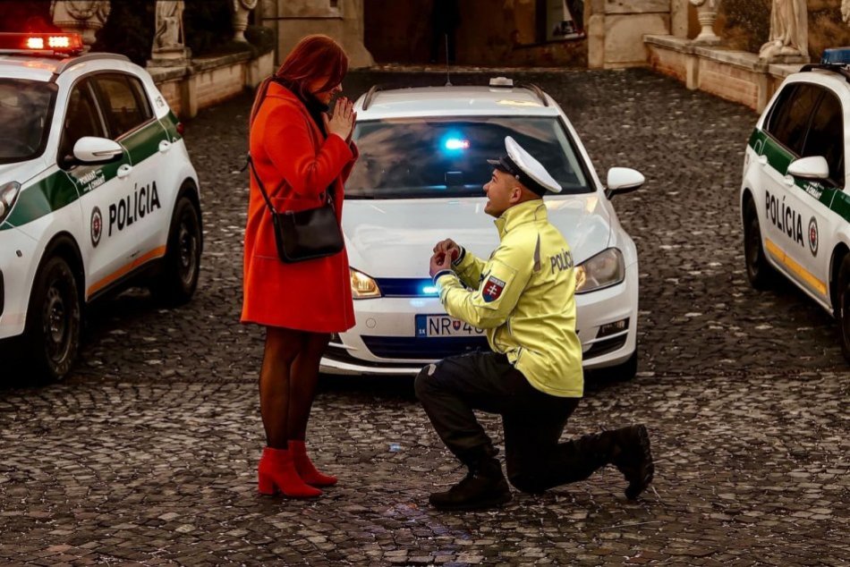 Ilustračný obrázok k článku Aj policajti sú ROMANTICI: Takto jeden z nich požiadal nič netušiacu priateľku O RUKU!