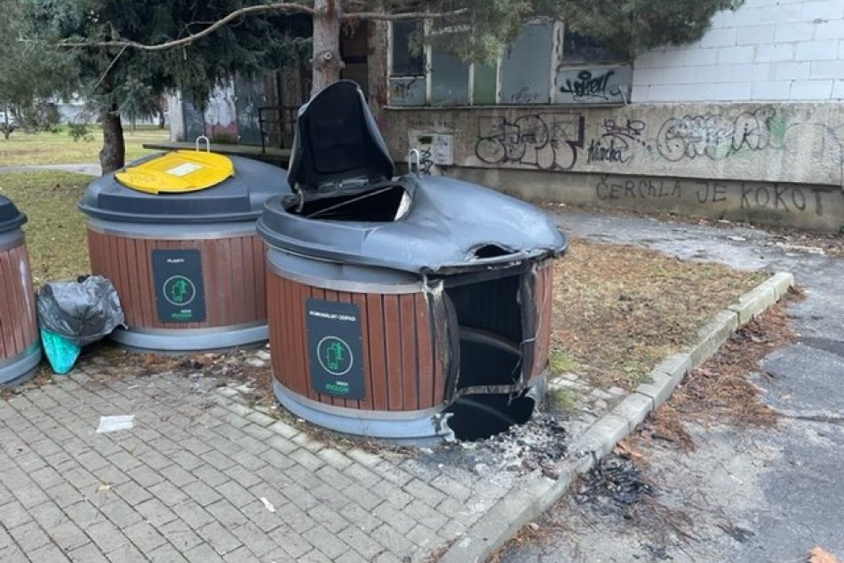 Ilustračný obrázok k článku Takto sa silvestrovalo v Nitre! Delobuchy zničili polopodzemný kontajner, FOTO