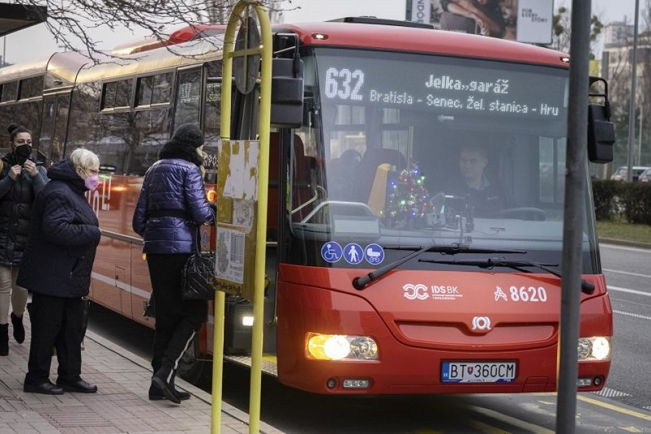 Ilustračný obrázok k článku Márne čakáte na regionálny autobus v okolí Bratislavy? TAKTO nahlásite svoju SŤAŽNOSŤ