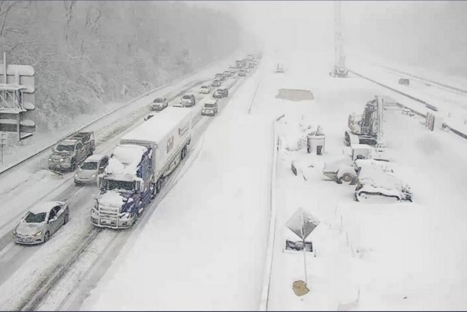 Ilustračný obrázok k článku Hororových 24 hodín v mraze! Snehová víchrica uväznila vodičov na diaľnici o hlade a smäde