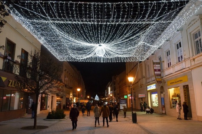 Ilustračný obrázok k článku Vianočné trhy v Nitre: Bude mesto šetriť aj na osvetlení a výzdobe?