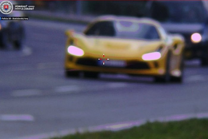 Ilustračný obrázok k článku POMÝLIL si Bratislavu s pretekárskym okruhom? Vodič na Ferrari dostal pokutu 800 eur!