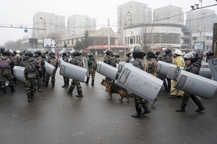 Ilustračný obrázok k článku Kazachstan: Protesty spustilo zdraženie plynu o 12 centov, polícia v noci zabila desiatky ľudí
