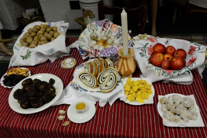 Ilustračný obrázok k článku Rusíni a pravoslávni veriaci slávia Vianoce. Na štedrovečernom stole sú jednoduché jedlá