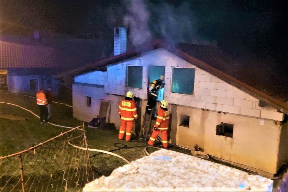 Ilustračný obrázok k článku Najprv hasili miestni, potom prišli hasiči: POŽIAR v Považskej Bystrici na FOTO