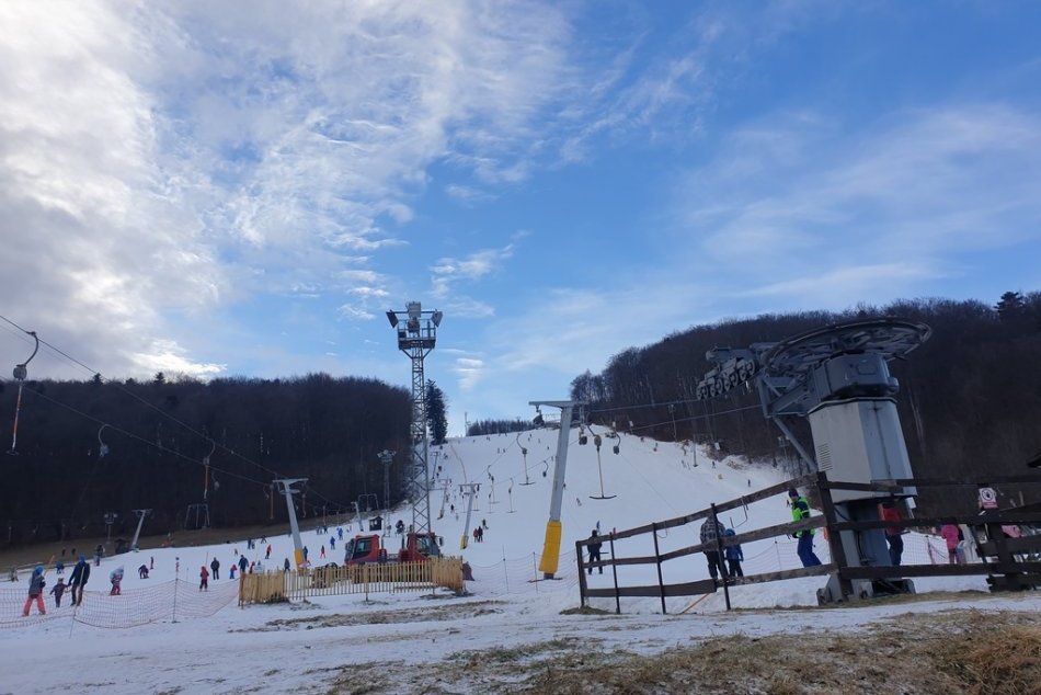 Ilustračný obrázok k článku Niekde sa bude v Tatrách lyžovať až do Veľkej noci: Ktoré strediská už prevádzku ukončili?