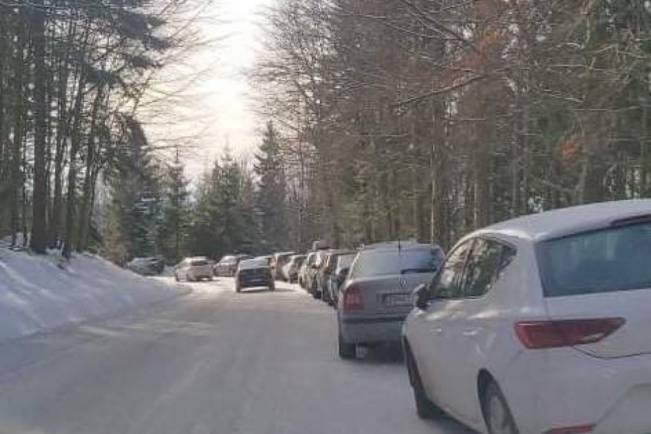 Ilustračný obrázok k článku OBROVSKÝ nápor lyžiarov a turistov v horskom stredisku: Zasiahnuť musela polícia