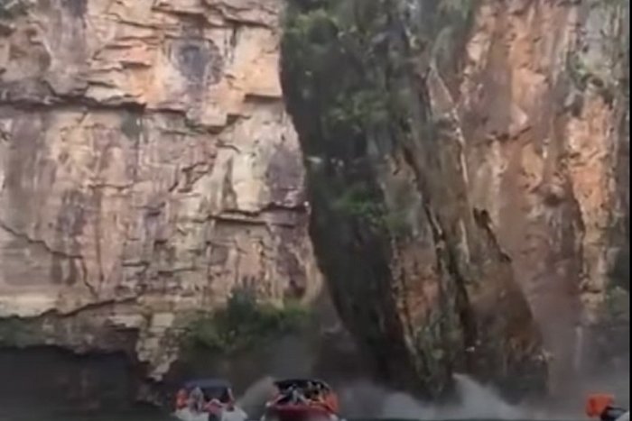 Ilustračný obrázok k článku Šokujúce VIDEO: Pád skalného brala ZABIL najmenej sedem turistov na loďkách!