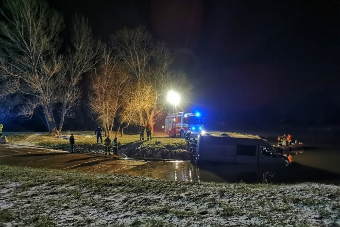 Ilustračný obrázok k článku FOTO: Zaplavená dodávka BLOKOVALA dopravu do Rakúska. Zasahovali hasiči z dvoch krajín