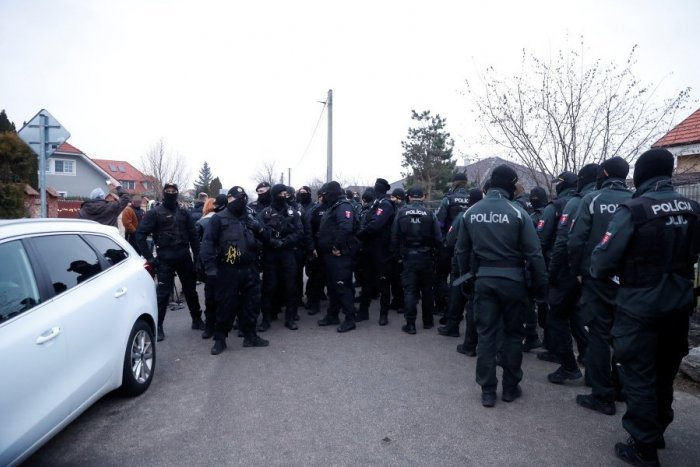 Ilustračný obrázok k článku PROTEST neďaleko domu útočníčky v Miloslavove: Zišli sa desiatky ľudí, polícia dvoch odviedla