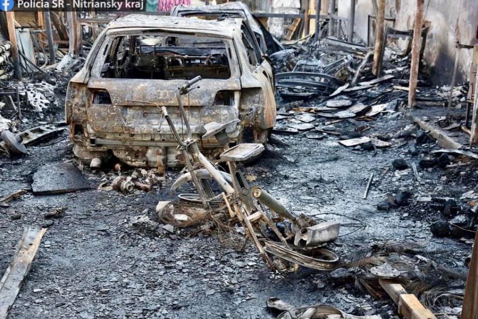 Ilustračný obrázok k článku Ničivé následky požiaru v Nových Zámkoch: Škodu predbežne vyčíslili na státisíce eur, FOTO