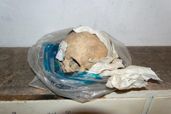 Ilustračný obrázok k článku Hrôzostrašný objav v Prešove: V pivnici pri vypratávaní našli ľudskú lebku! FOTO