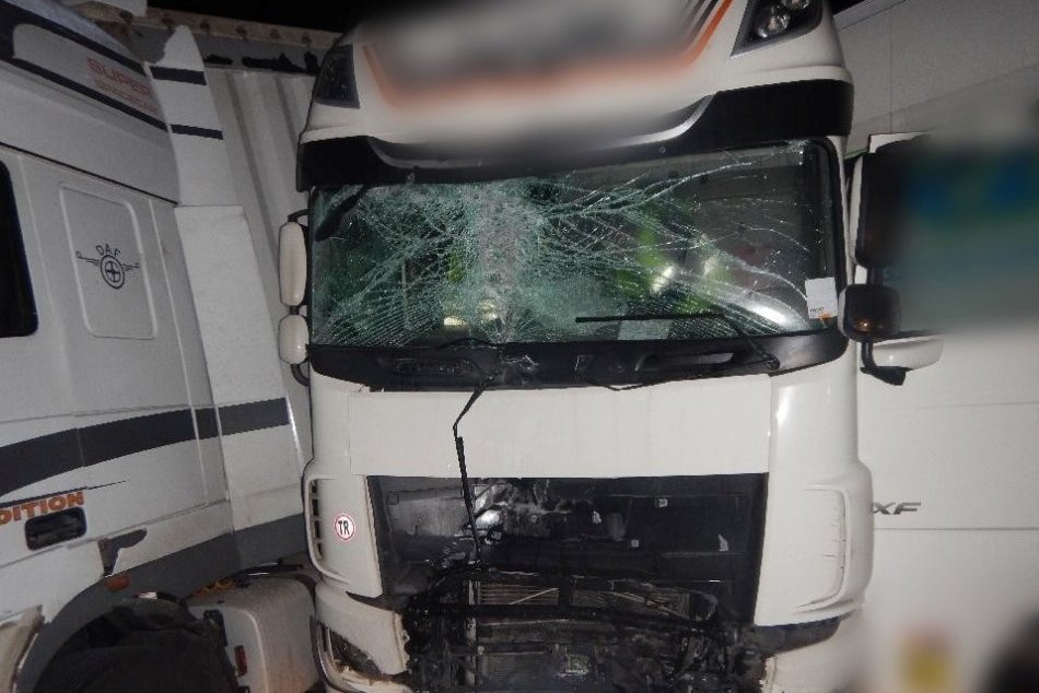 Ilustračný obrázok k článku Vodiči mali veľké šťastie: Hrozivo vyzerajúca čelná zrážka kamiónov pri Kremnici, FOTO