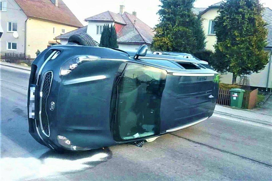 Ilustračný obrázok k článku V Beluši si pretierali oči: Vodič auto prevrátil na bok a BLOKOVAL cestu, FOTO