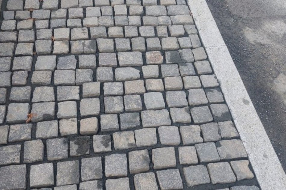 Ilustračný obrázok k článku Zanedbaný chodník v centre opravili: Kráča sa však po ňom obtiažne, stačí pozrieť FOTO