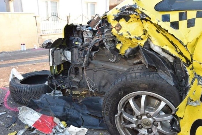 Ilustračný obrázok k článku ZÁBERY z nehody auta a taxíka v Žarnovici: Zranili sa obaja vodiči