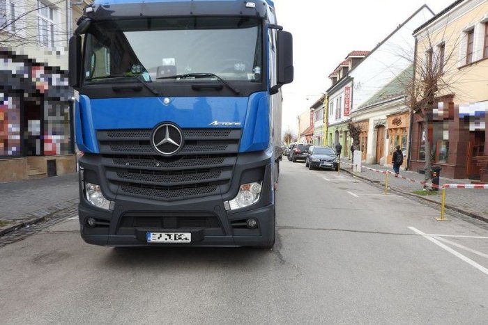 Ilustračný obrázok k článku Rumunský kamionista uviazol v centre Trnavy: Nafúkal ešte po troch hodinách