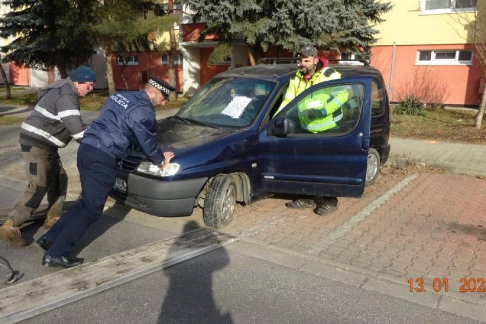 Ilustračný obrázok k článku Mestská polícia koná aj v roku 2022: Z ulíc Zvolena zmizli ďalšie vraky áut, FOTO