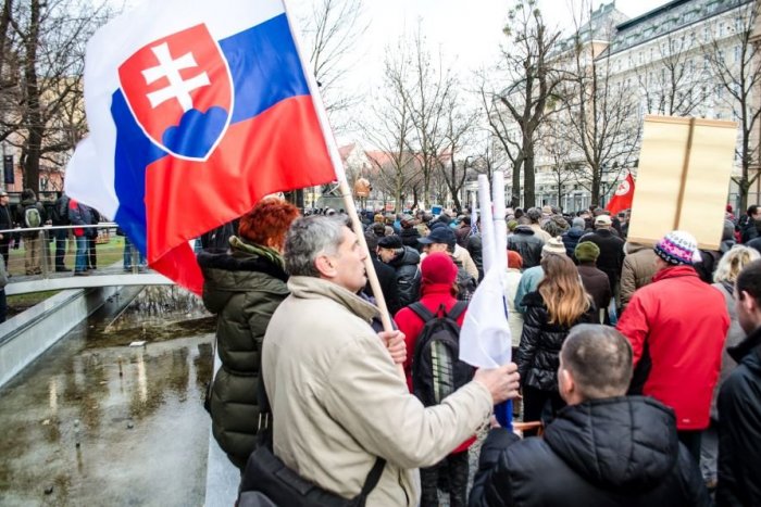 Ilustračný obrázok k článku Stovky ľudí protestovali v centre Bratislavy proti dohode s USA