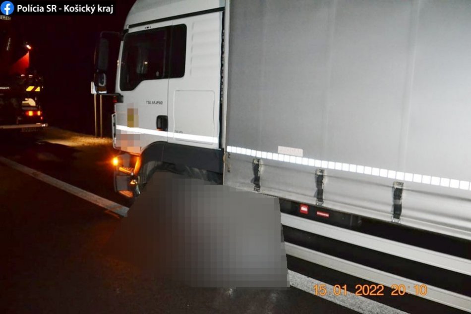 Ilustračný obrázok k článku Tragédia na východe: MLADÍK prebehoval cez cestu, prešli ho dva kamióny, FOTO