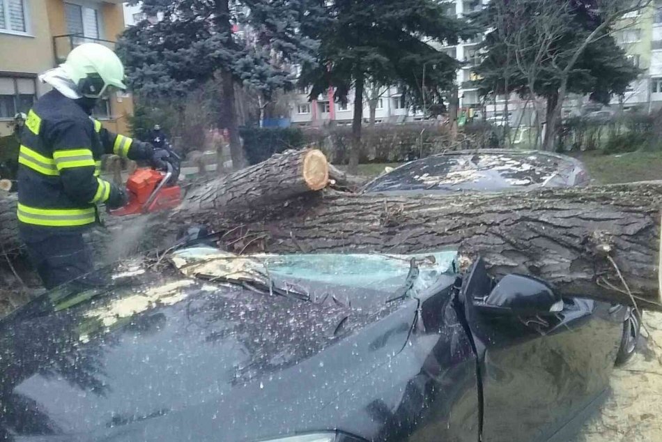 Ilustračný obrázok k článku Hasiči mali v Banskobystrickom kraji čo robiť: Vietor ničil strechy a vyvracal stromy