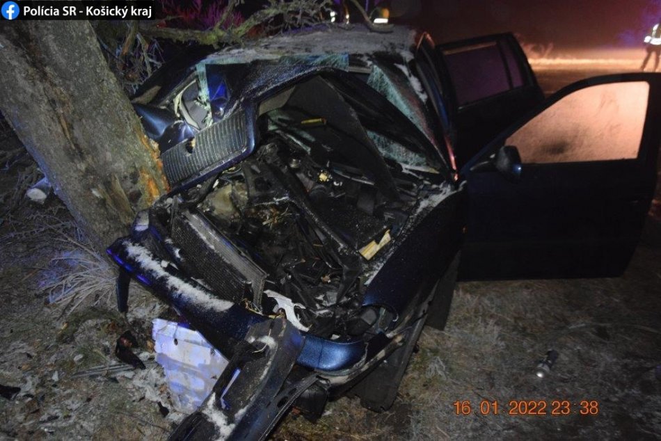 Ilustračný obrázok k článku Mladý Zemplínčan šoféroval bez vodičáku: Auto skončilo v strome, FOTO