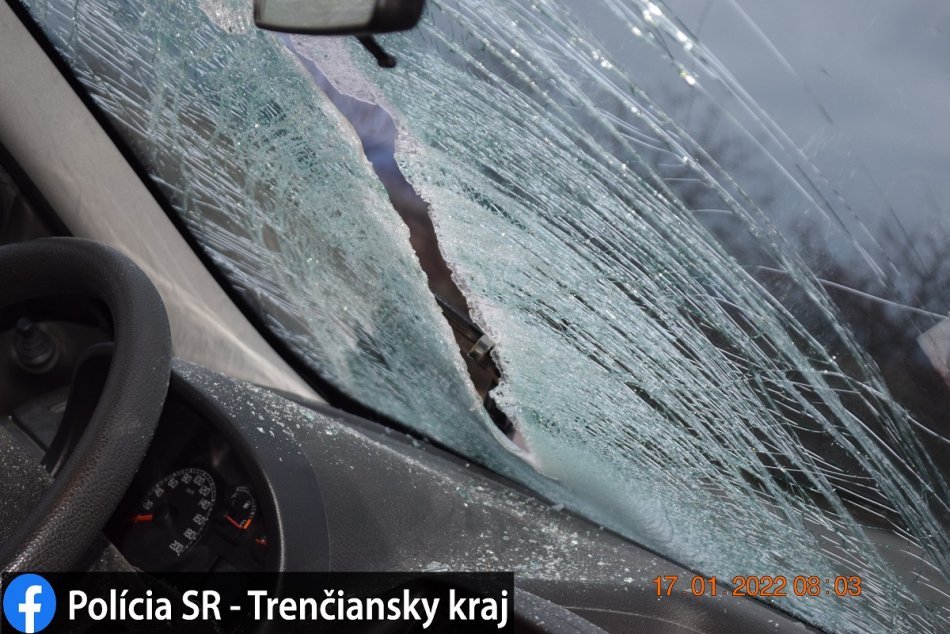 Ilustračný obrázok k článku Kus ľadu z kamióna rozbil a prerazil čelné sklo na aute: Zranený vodič, FOTO