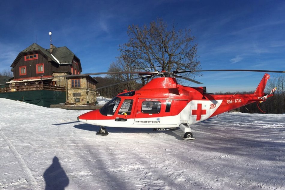 Ilustračný obrázok k článku Nešťastie pri sánkovaní: Chlapca (2) vrtuľník previezol do nemocnice v Trenčíne, FOTO