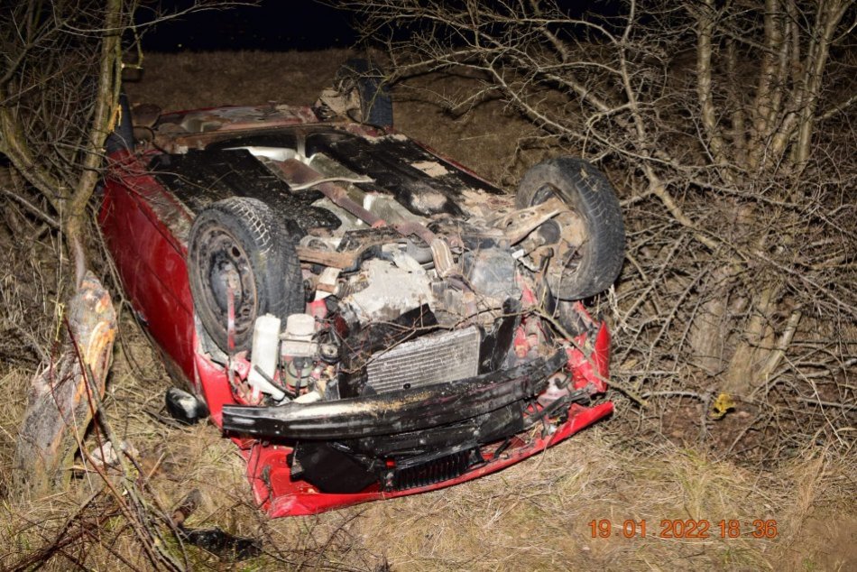 Ilustračný obrázok k článku Hrozivá nehoda neďaleko Sliača: Opitý vodič skončil zakliesnený v aute, FOTO
