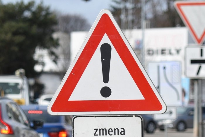 Ilustračný obrázok k článku Motoristi, zbystrite: V okrese Púchov budú naraz dve dopravné obmedzenia