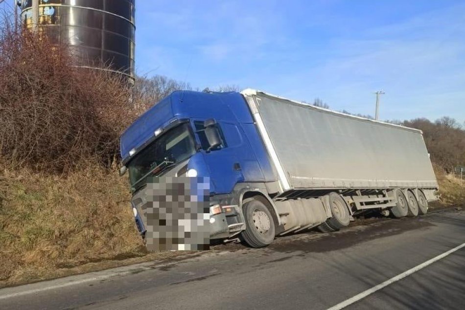 Ilustračný obrázok k článku Nehoda pri Novákoch: Opitý kamionista zrámoval značku a skončil v kanáli, FOTO