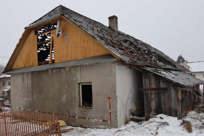 Ilustračný obrázok k článku V obci na Šariši spôsobil požiar škody: Zasiahol strechu, podkrovie aj prízemie domu