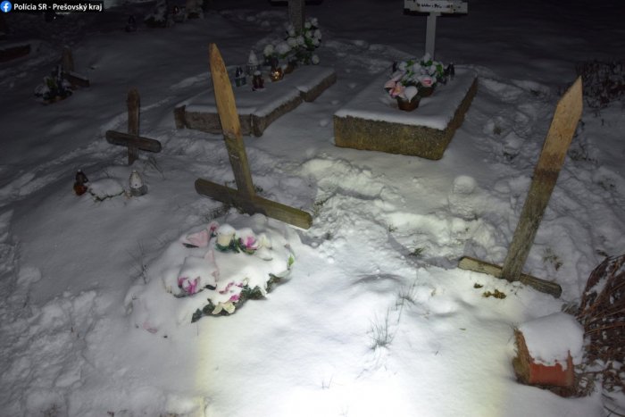 Ilustračný obrázok k článku Hanebné vyčíňanie tínedžerov: Na cintoríne poškodili hroby a povyťahovali kríže