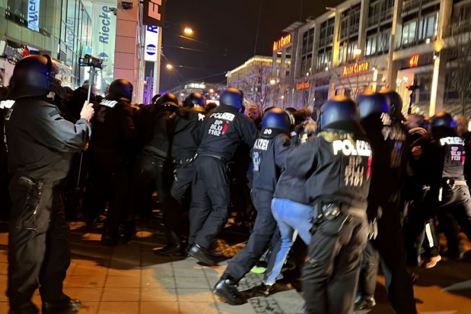 Ilustračný obrázok k článku Po celom Nemecku sa protestovalo proti očkovaniu: Do ulíc vyšli DESAŤTISÍCE ľudí! FOTO