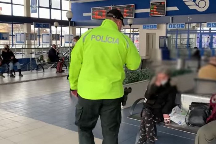 Ilustračný obrázok k článku Kontrola opatrení v Trnave: Respirátor si niektorí dali, až keď videli policajta, VIDEO