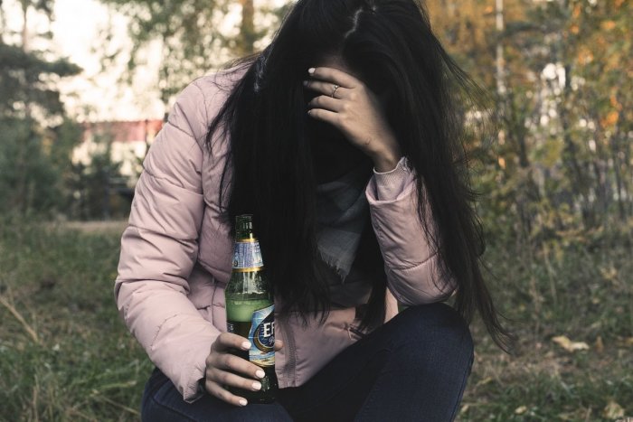Ilustračný obrázok k článku Podgurážení tínedžeri v uliciach Žiliny: Podľa mestských policajtov sa viac opíjajú dievčatá