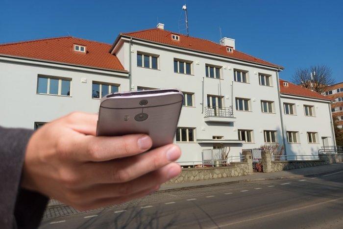 Ilustračný obrázok k článku Zlaté Moravce budú mať digitálnu úradnú tabuľu: Poháňaná bude solárnou energiou