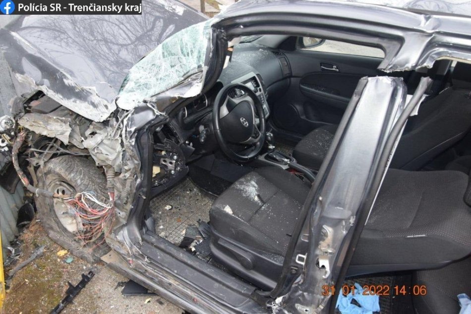 Ilustračný obrázok k článku Vážna nehoda v Nemšovej: Vodič s ťažkými zraneniami skončil v nemocnici, FOTO