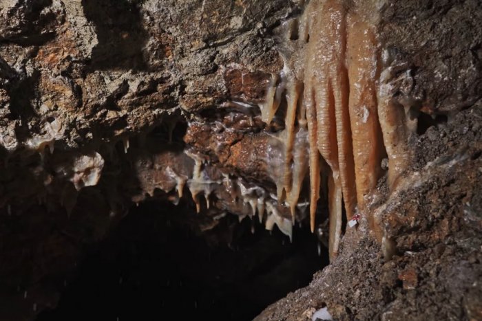 Ilustračný obrázok k článku Diaľničiari zostali v nemom úžase: Pri Ružomberku objavili novú jaskyňu! VIDEO